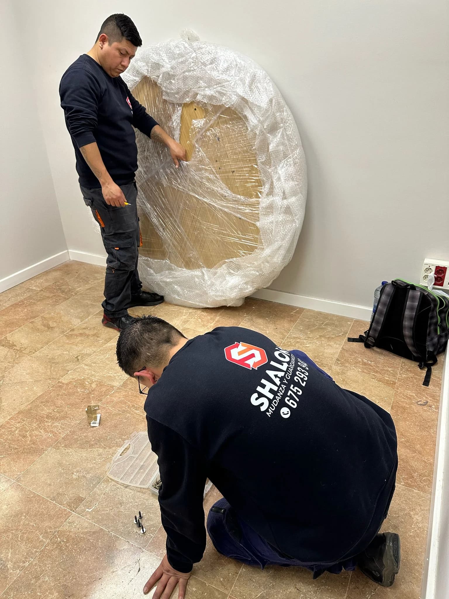 Profesional de Mudanzas Shalom trabajando con seguridad