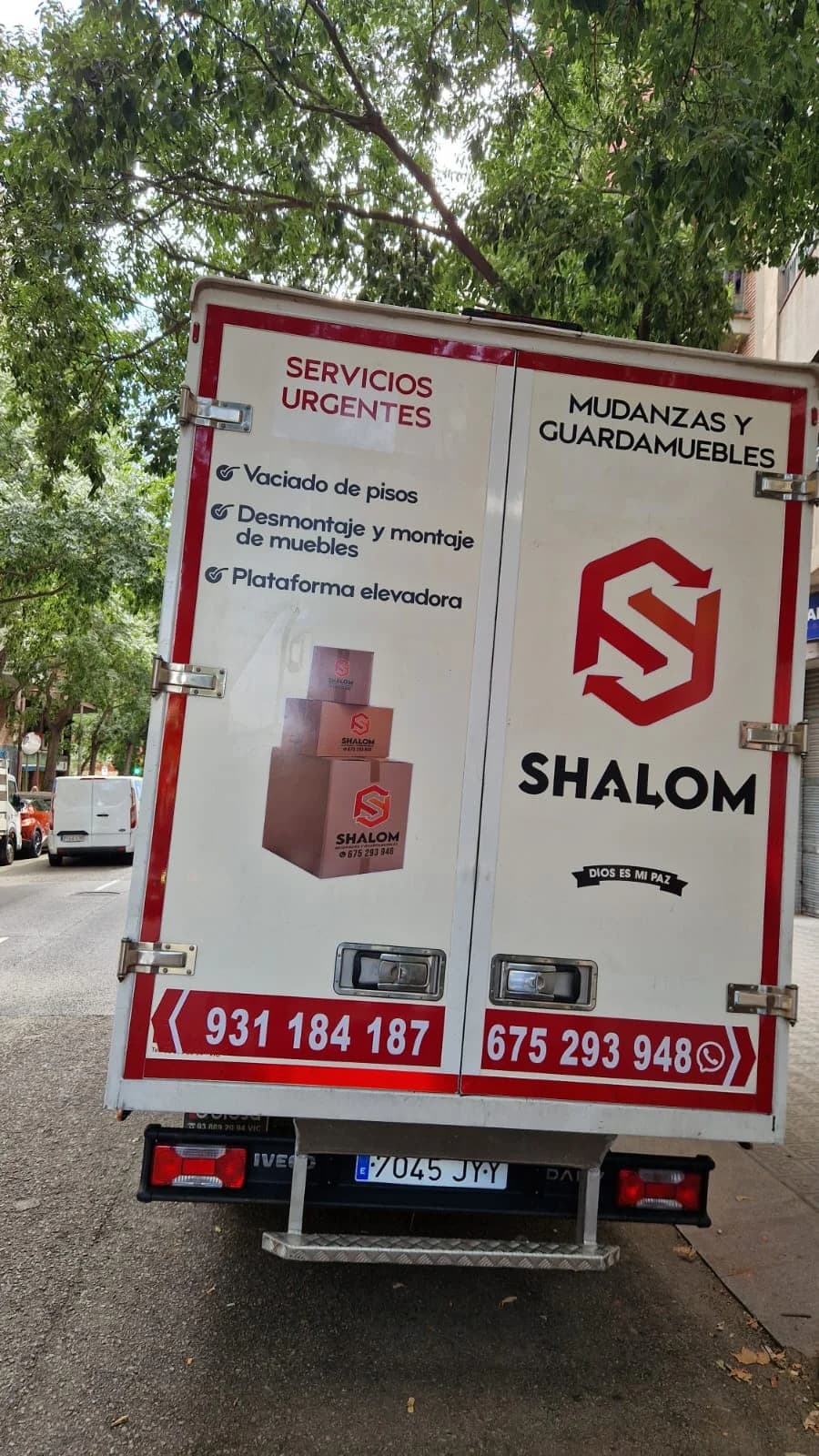 Familia feliz después de su mudanza exitosa con Shalom