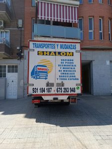 Vista trasera de camión de Mudanzas Shalom